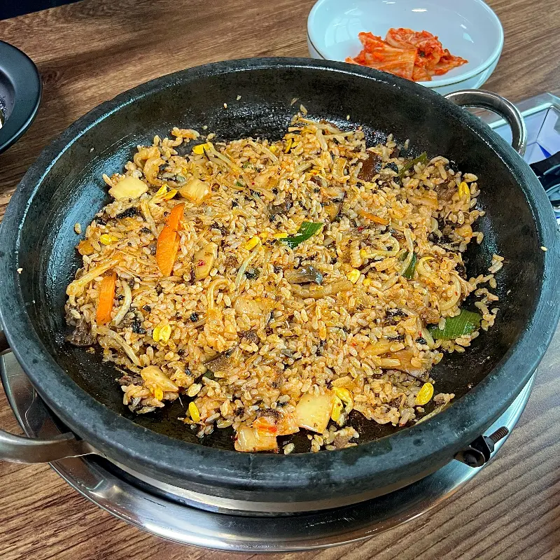 마지막으로 죽을 만들어 먹는 모습.