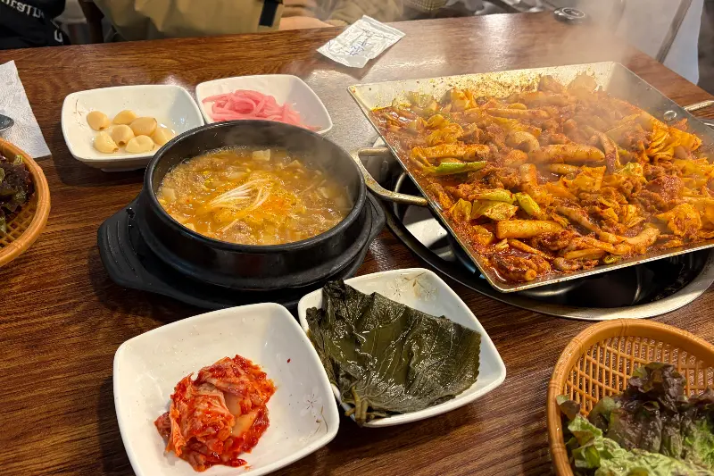 뭉치네오삼불고기의 오삼불고기 한 상 차림