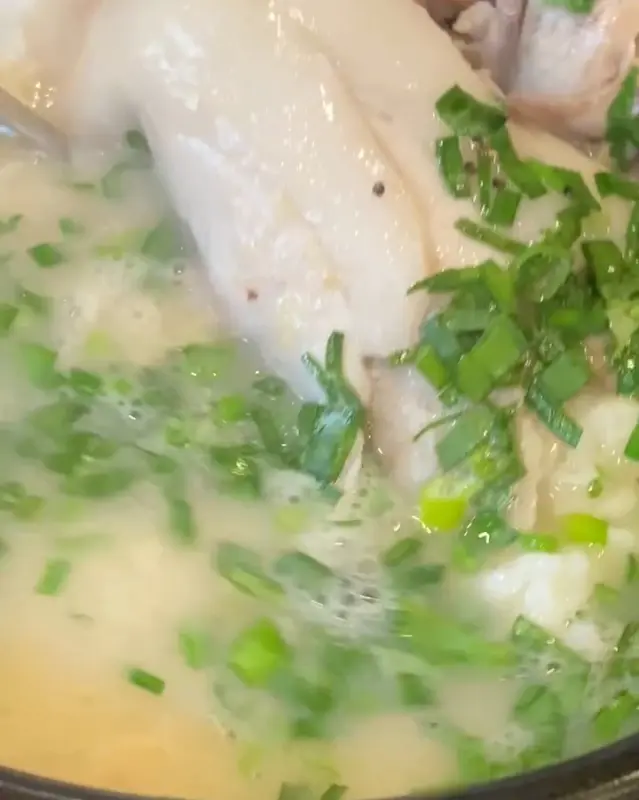 맑은 국물에 파가 송송 뿌려진 국밥