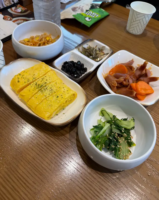 밑반찬이 담긴 접시