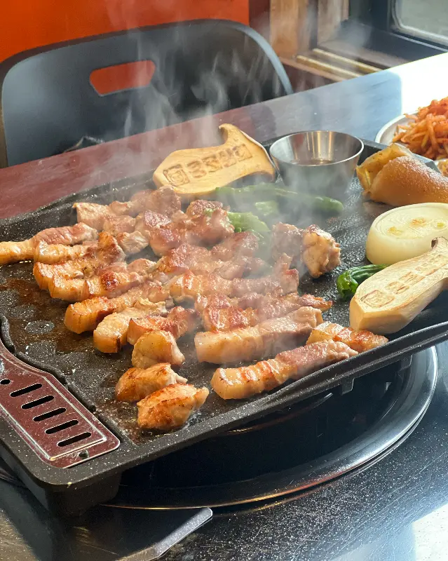 구워진 흑돼지 오겹살