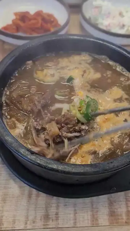 젓가락으로 고기를 들어올린 모습