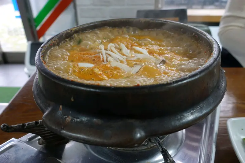 뚝배기에 담겨져 나오는 뜨끈한 추어탕