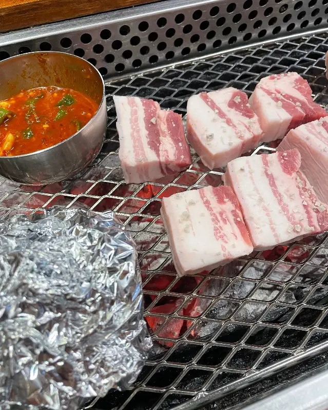 두툼한 흑돼지 삼겹살