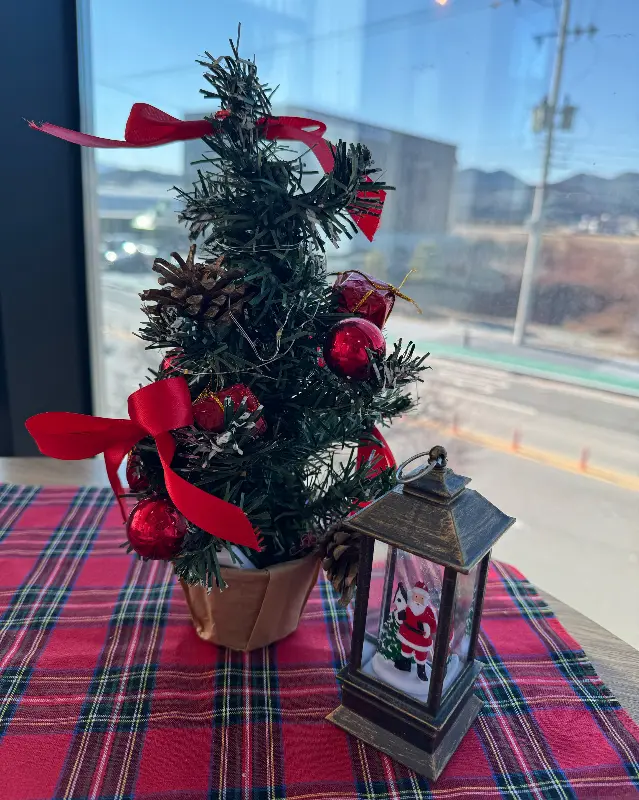 크리스마스 장식으로 꾸며진 테이블