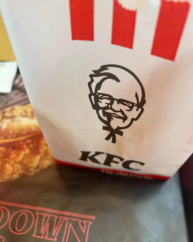 KFC 포장 봉투의 모습. KFC 로고와 징거타워 그림이 그려져 있다.