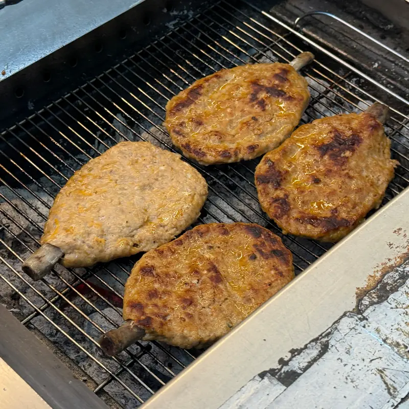 숯불 위에서 구워지는 원시인떡갈비