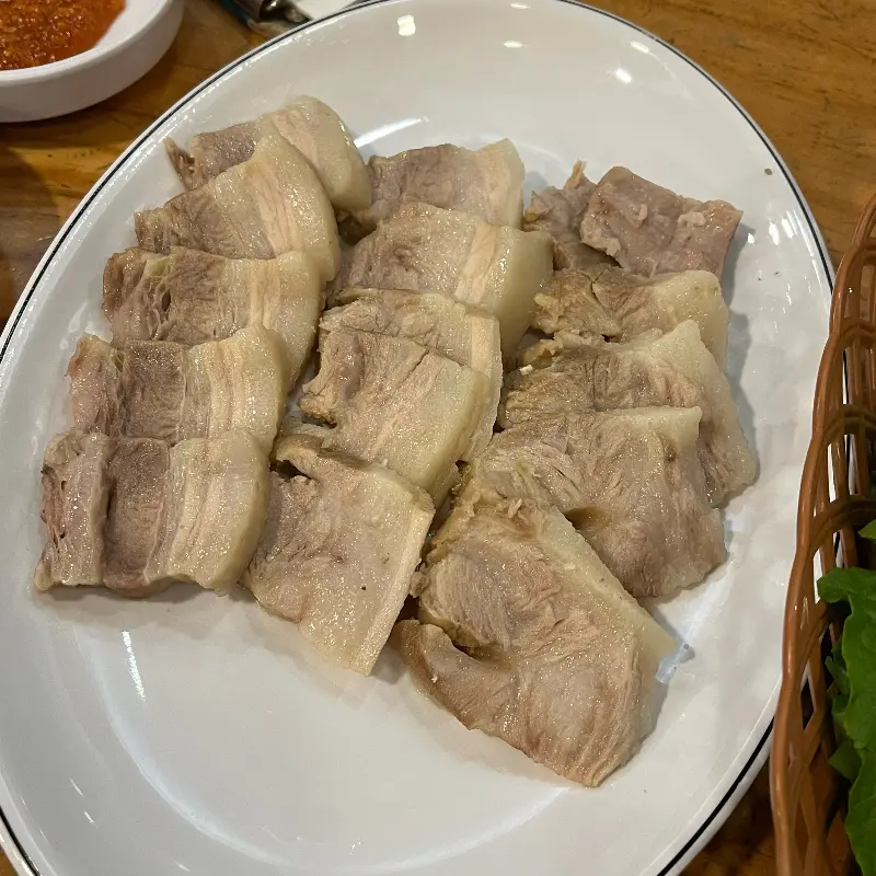 윤기가 좌르르 흐르는 수육