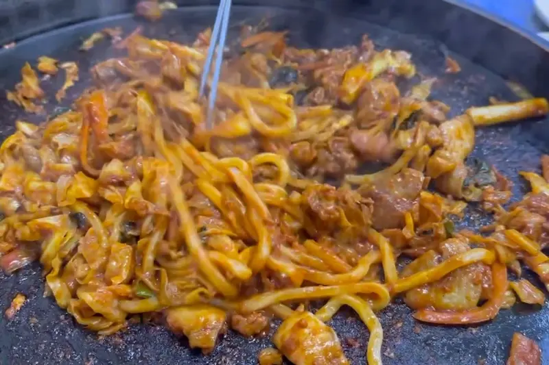 닭갈비와 우동 사리