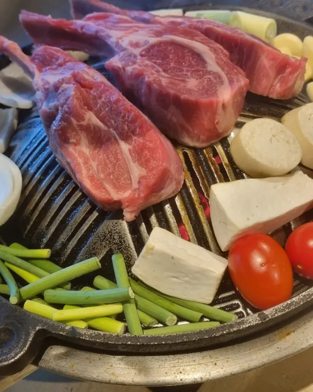 양갈비와 채소의 조화