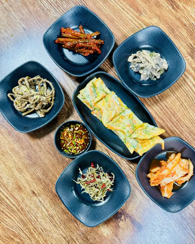 여러 종류의 정갈한 반찬 클로즈업