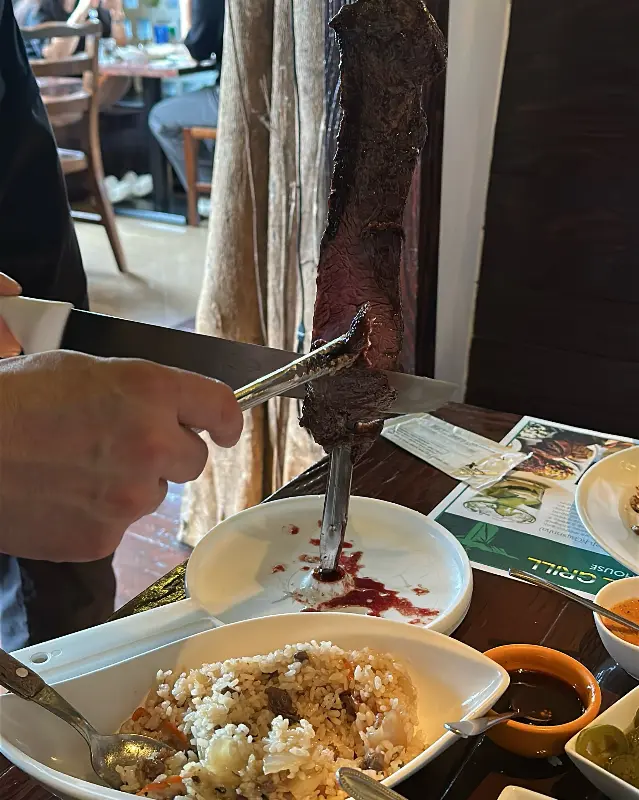 토시살 썰어주는 장면