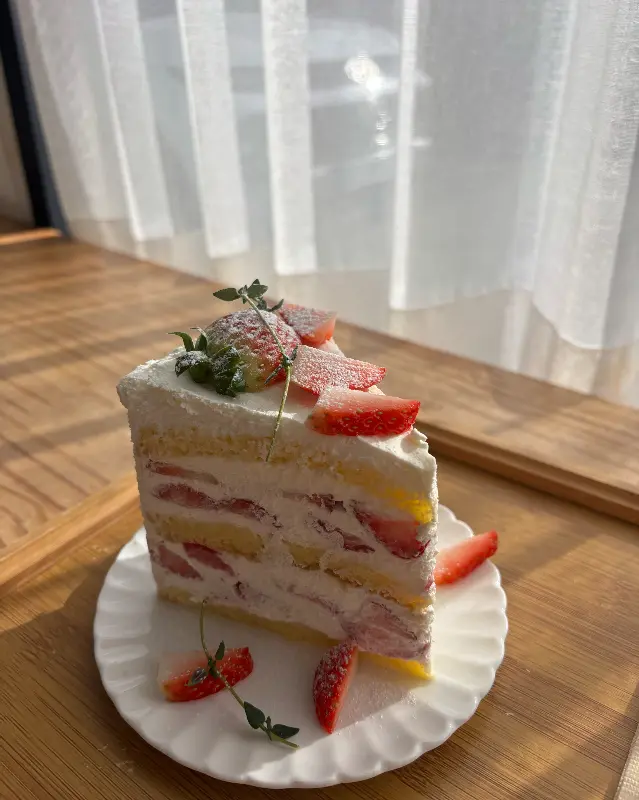 한 입 베어 물고 싶은 딸기 케이크 단면