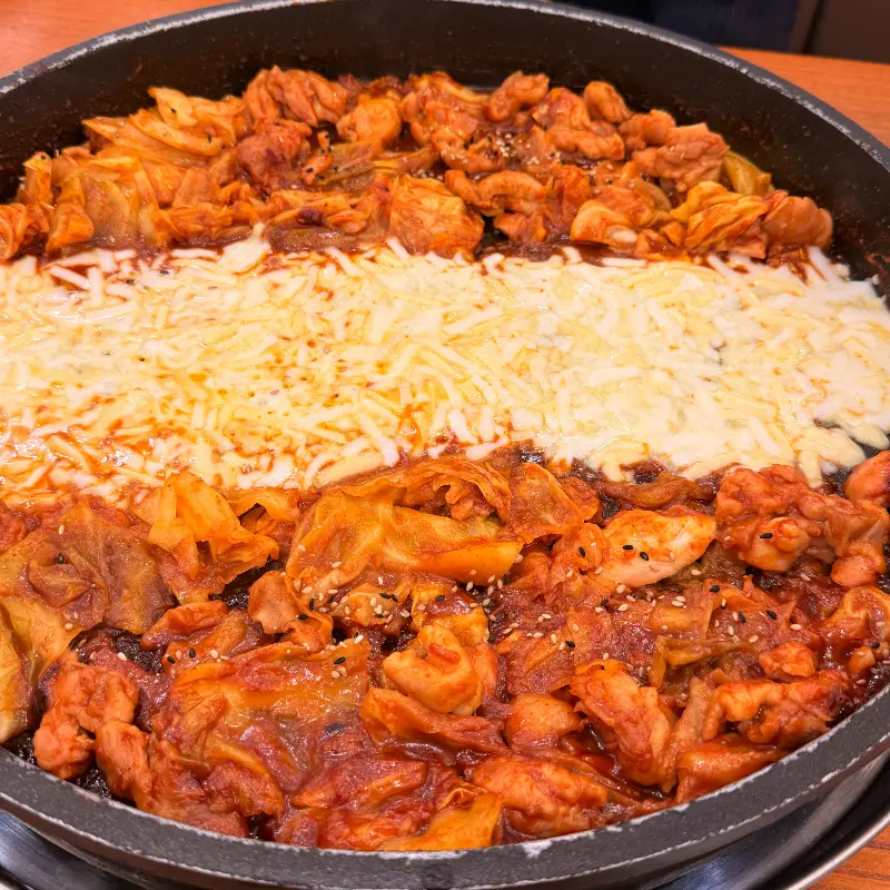 모짜렐라 치즈가 녹아내리는 닭갈비