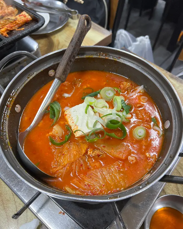 김치찌개와 함께 제공되는 쌈 채소