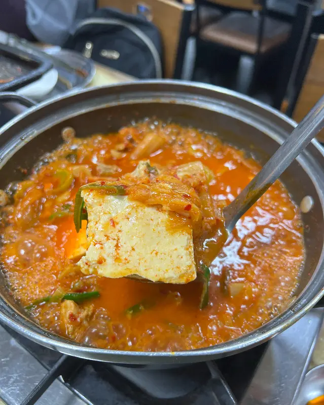 김치찌개에 두부를 넣은 모습