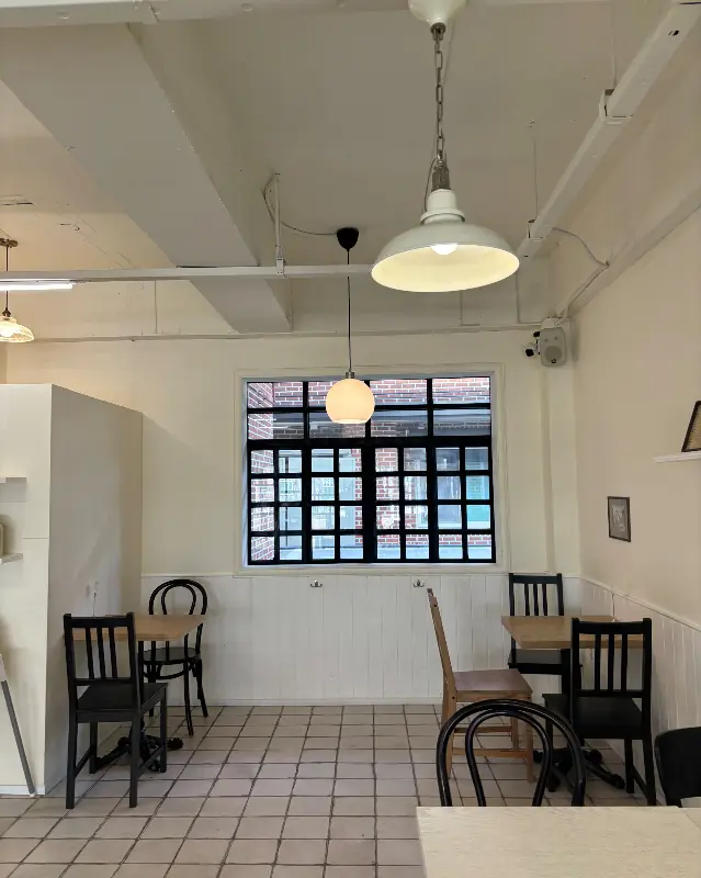 테이블과 의자가 놓여진 카페 내부