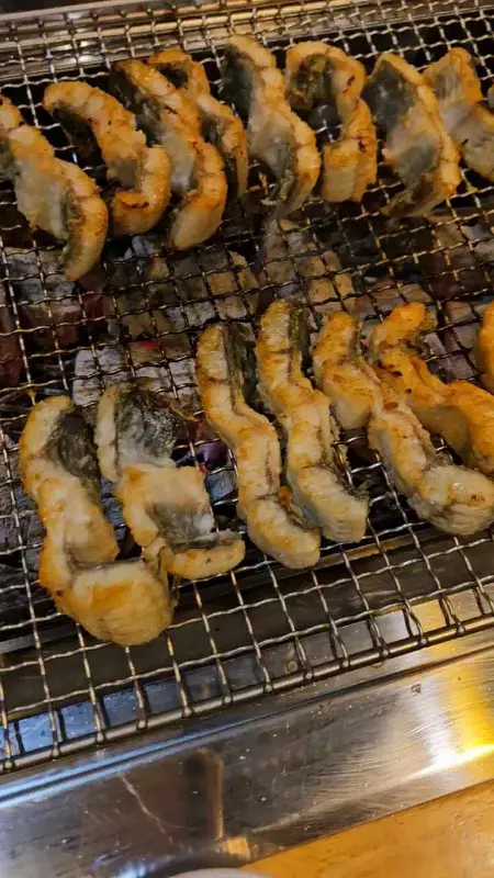 숯불 위에서 익어가는 장어