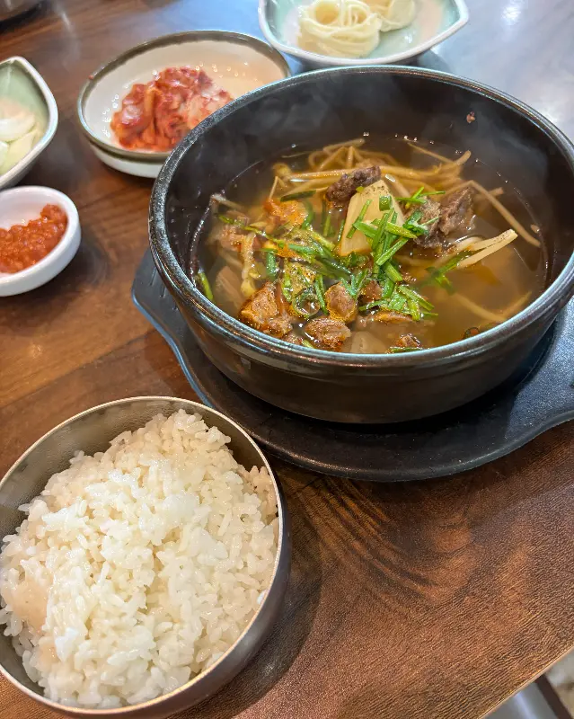 한우 곰탕과 밥 한 공기
