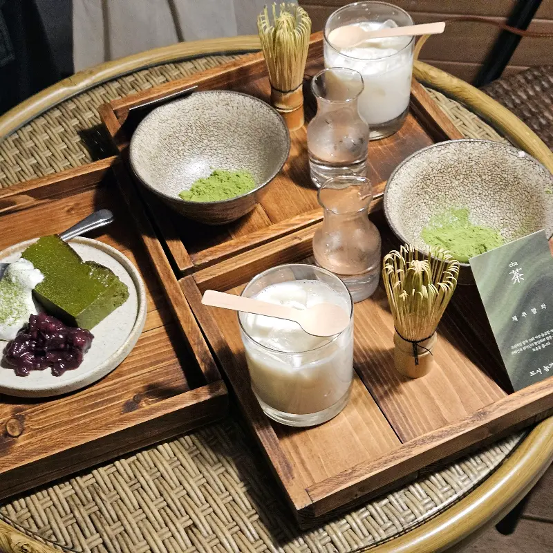 말차 라떼와 디저트