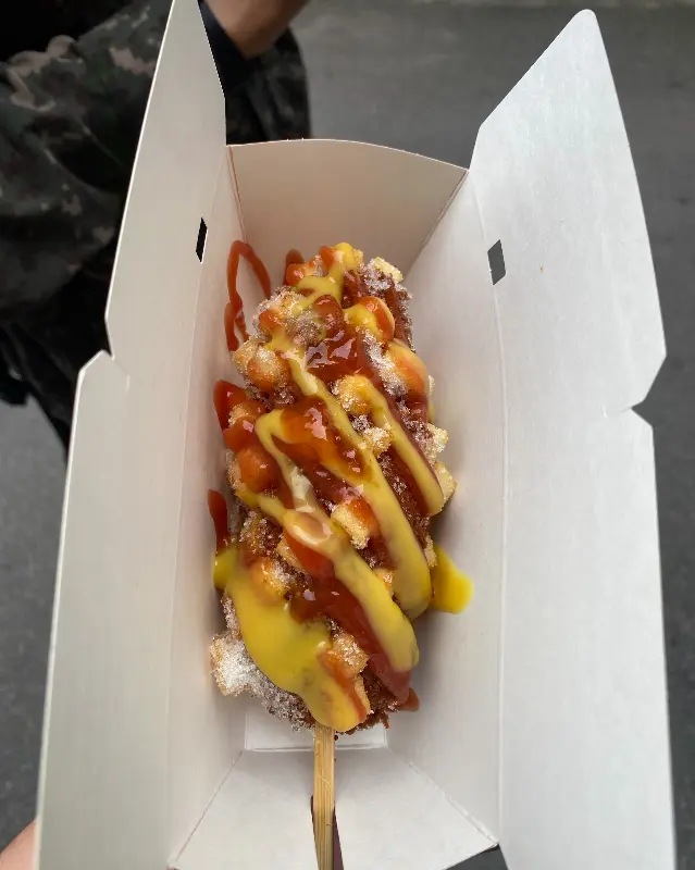 케첩과 머스타드가 듬뿍 뿌려진 핫도그