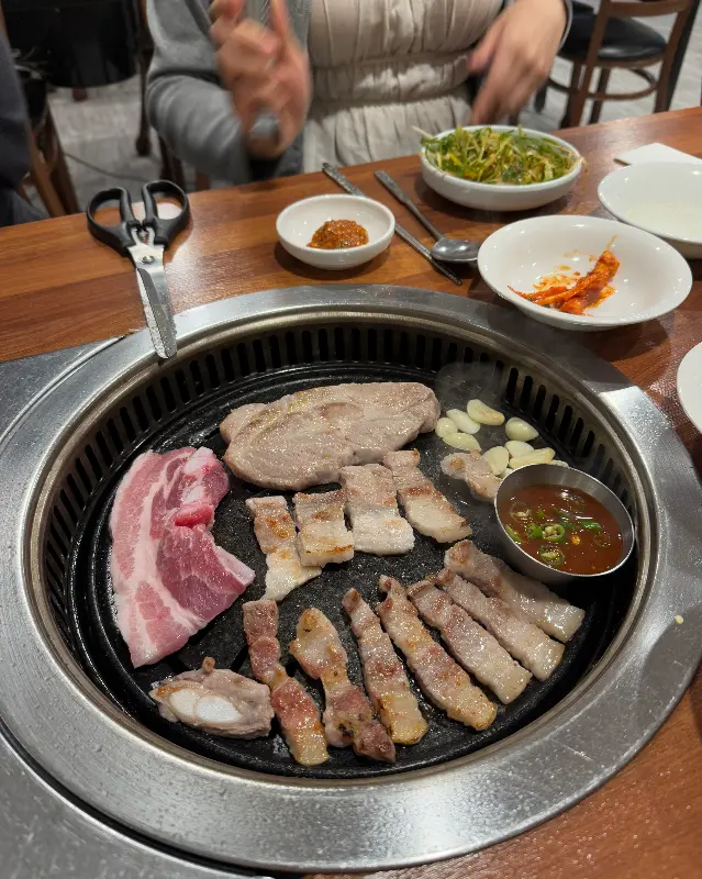 숯불 위에서 맛있게 익어가는 삼겹살