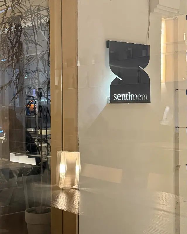 센티멘트 외부 간판