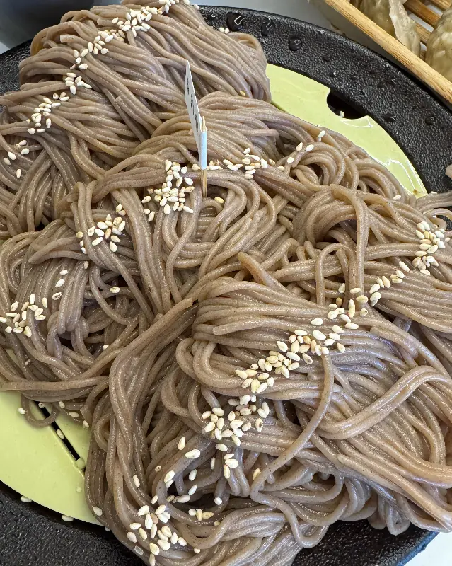 메밀의 향긋함이 살아있는 막국수 면발