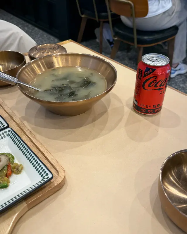 다양한 밑반찬이 담긴 샐러드바