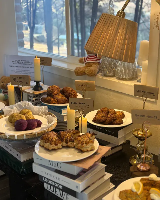 다양한 종류의 빵과 디저트