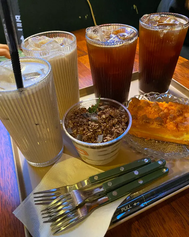 음료와 디저트가 놓인 쟁반