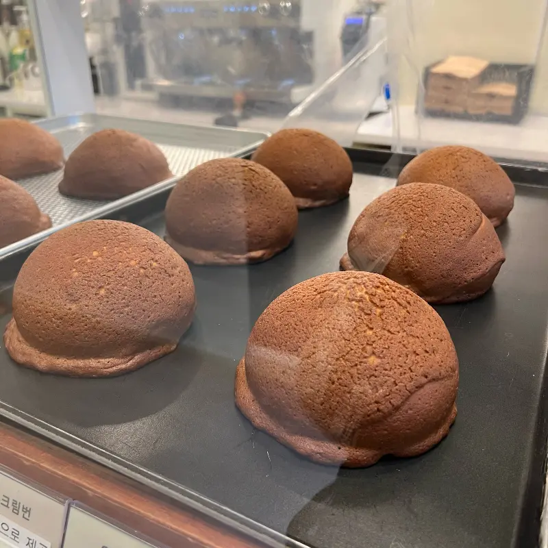 진열대 위 빵들