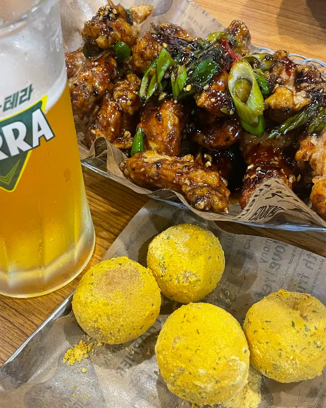 겉은 쫀득, 속은 치즈로 가득 찬 치즈볼