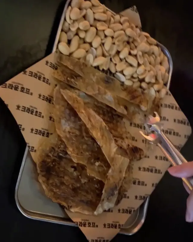 기본으로 제공되는 땅콩과 구운 김