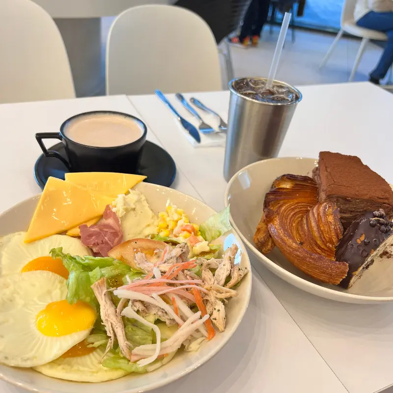 샐러드와 빵, 음료가 함께 있는 모습