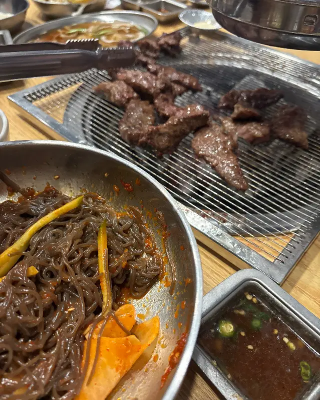 매콤한 비빔냉면과 숯불 소갈비살의 조화
