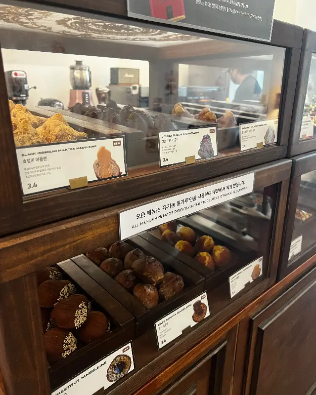 다양한 구움과자가 진열된 쇼케이스
