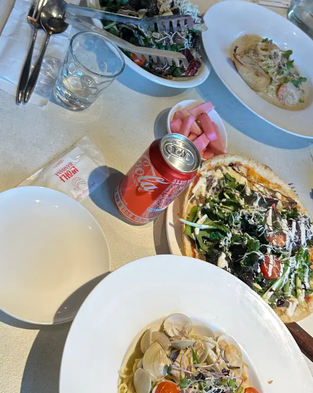 테이블 위에 놓인 파스타와 피자