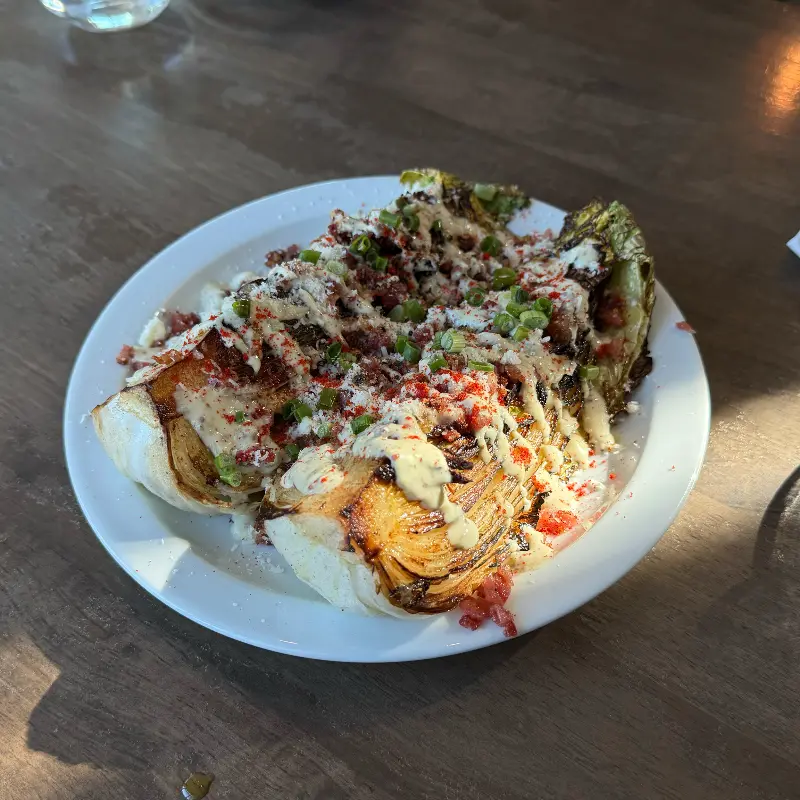 알배추 샐러드의 신선함이 눈으로도 느껴졌다.