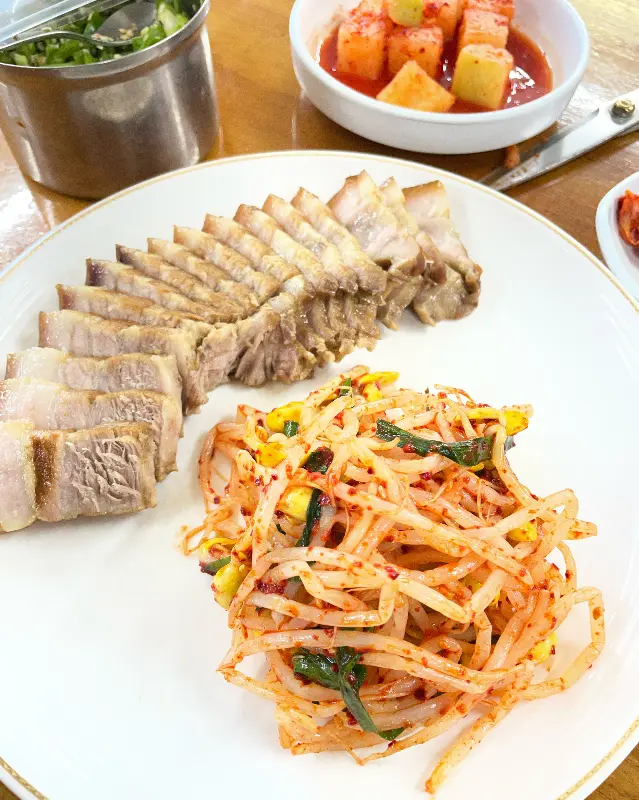 보쌈과 콩나물 무침