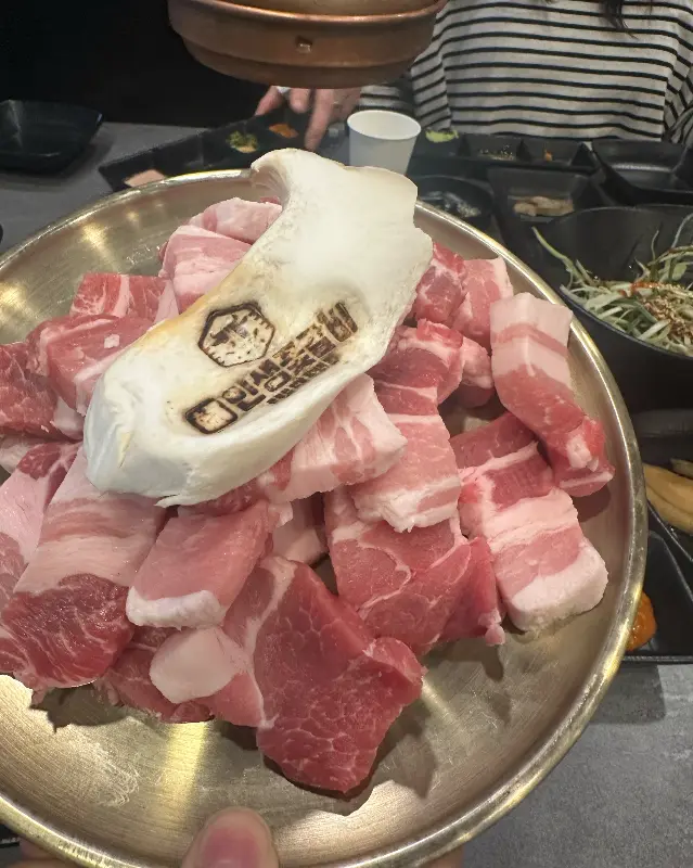 푸짐한 삼겹살과 버섯