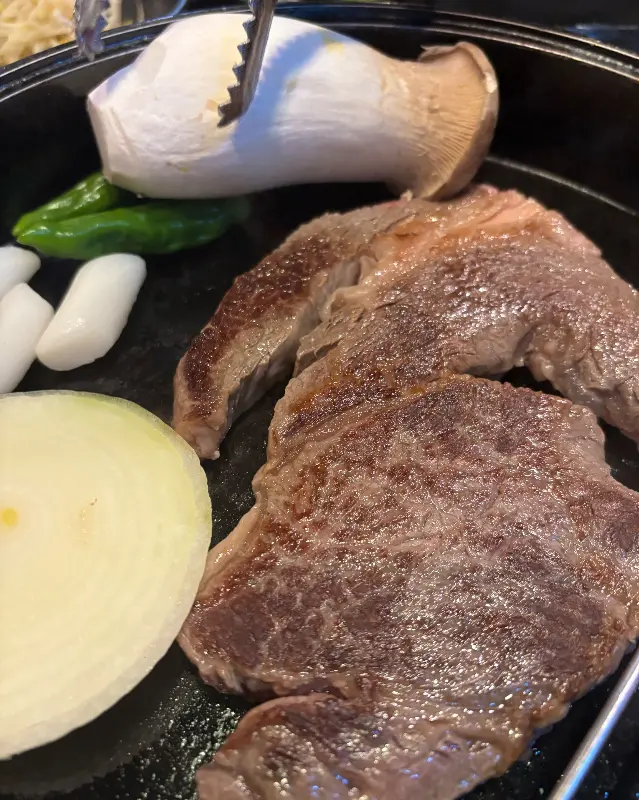 한우 구이와 버섯