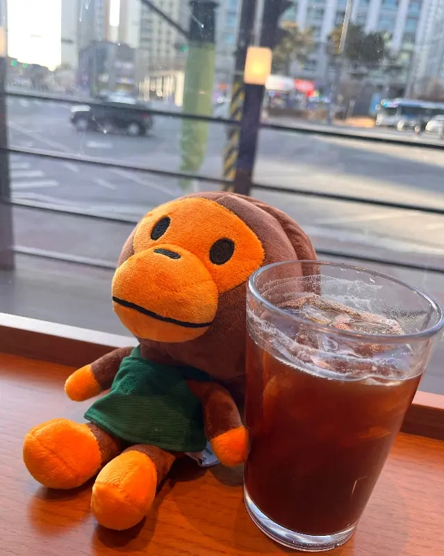 귀여운 인형과 함께하는 커피 한 잔