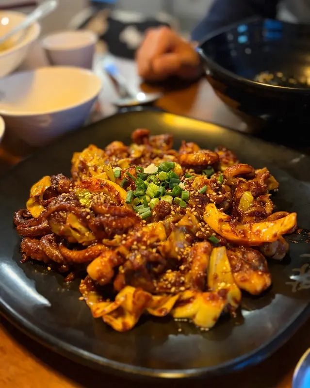 접시 가득 담긴 쭈꾸미 볶음