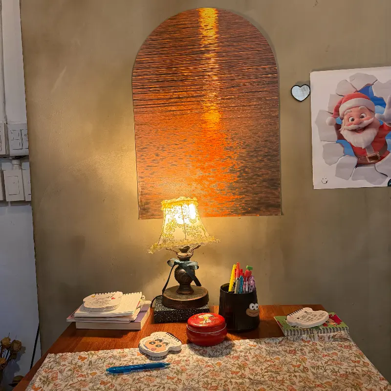 벽에 걸린 그림과 테이블 위의 램프