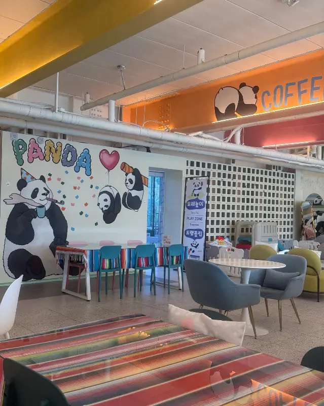 판다카페 내부 전경 - 넓은 공간과 다양한 테이블