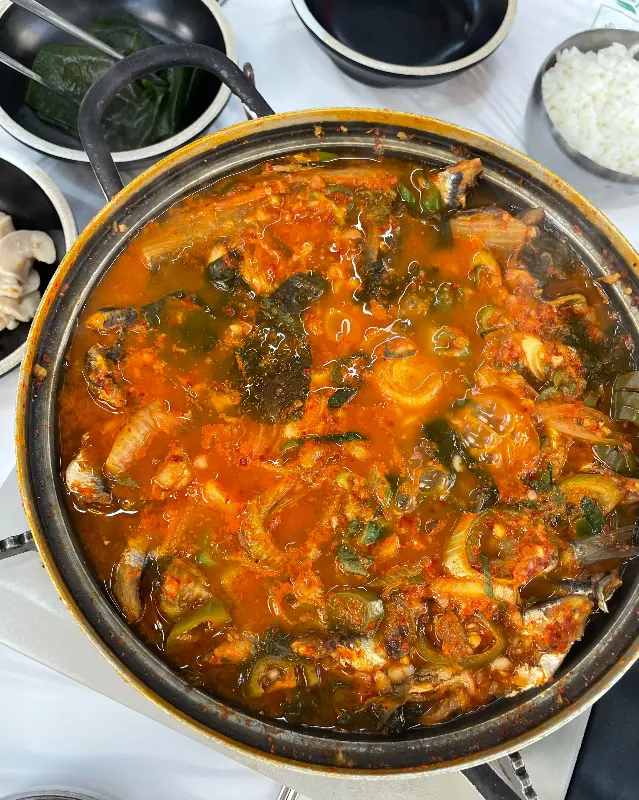 보글보글 끓고 있는 멸치쌈밥