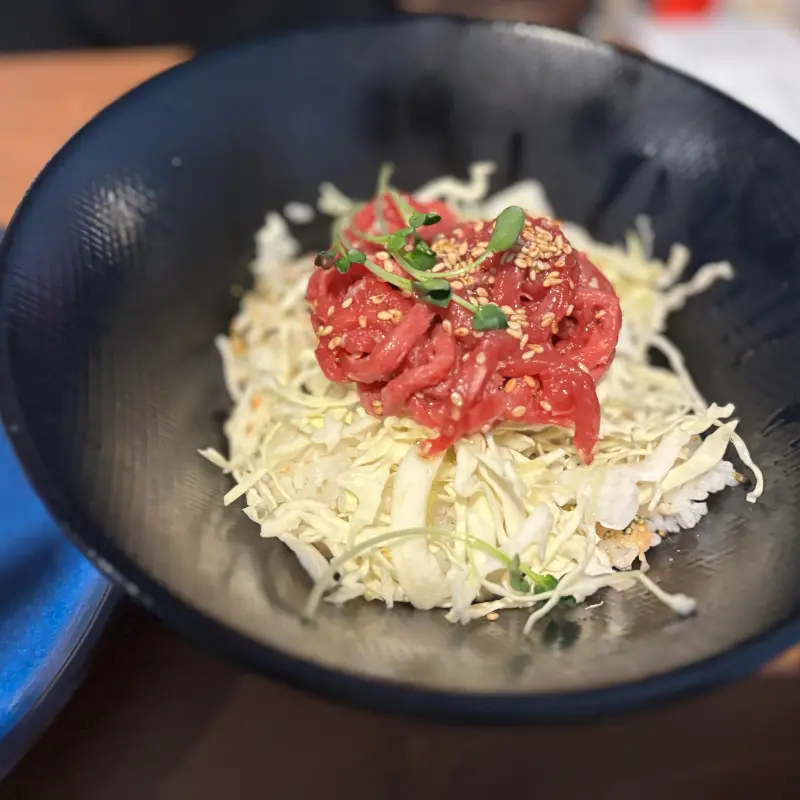 육회 덮밥 위에 신선한 육회가 푸짐하게 올려진 모습