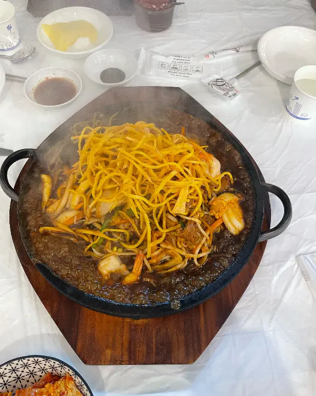 돌판 위에 지글지글 끓는 돌짜장의 모습