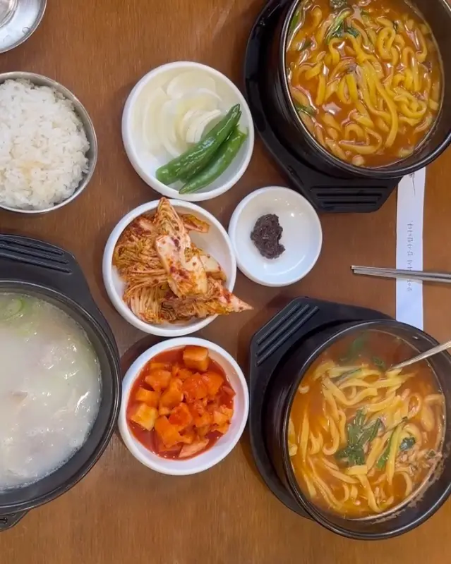 고기국수와 어탕칼국수, 만두, 김치, 깍두기가 한 상 가득 차려진 모습